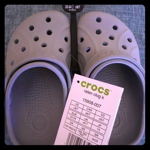 Children Ralen gray Crocs size 6/7 NWT